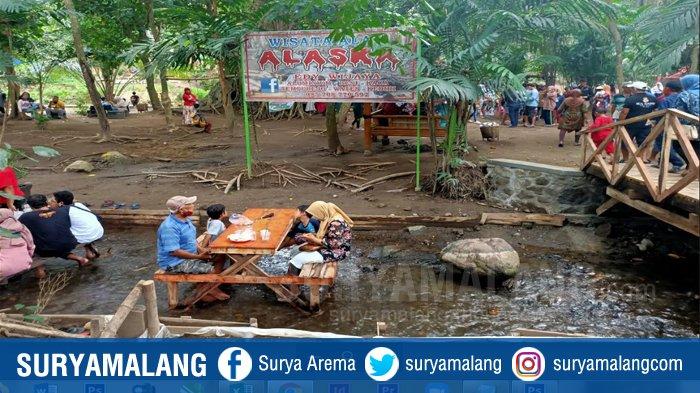 Wisatawan menikamti suasana Desa Wisata Alaska di Kecamatan Wates Kabupaten Kediri