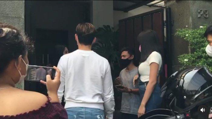 Dewi Perssik melabrak Denise Chariesta di rumahnya