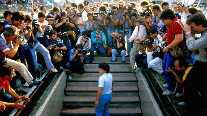 Diego Maradona saat datang di markas Napoli, Italia.