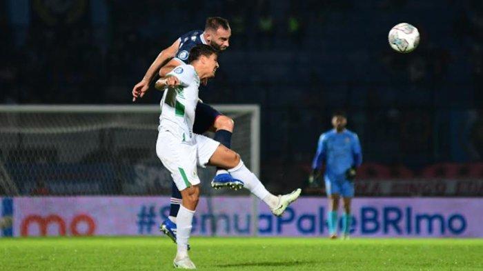 Foto arema FC. Sergio Silva berebut bola udara dengan pesepakbola PSS Sleman Mychell Chagas dalam laga lanjutan Liga 1 2022 di Stadion Kanjuruhan, Kabupaten Malang, Jumat (5/8/2022). SU