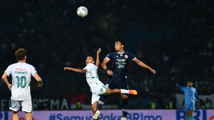 Bek Arema FC Bagas Adi berebut bola udara dengan pemain PSS Sleman Todd Ferre dalam laga lanjutan Liga 1 2022 di Stadion Kanjuruhan, Kabupaten Malang, Jumat (5/8/2022). Arema FC bermain imbang dengan PSS Sleman dengan skor 0-0.