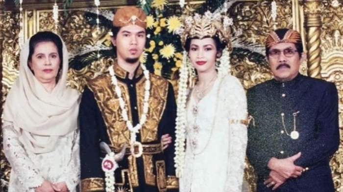 Foto pernikahan Ahmad Dhani dengan Maia Estianty