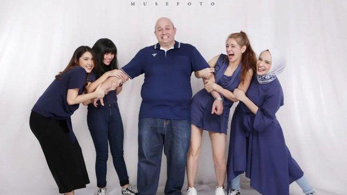 Foto Putri Anne (pojok kanan) dan keluarga besarnya