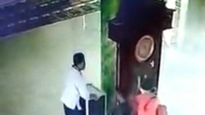 Tangkapan layar dari video yang viral di media sosial. Video menunjukkan tiga orang diduga satu keluarga curi kotak amal di Pagelaran, Kabupaten Malang.