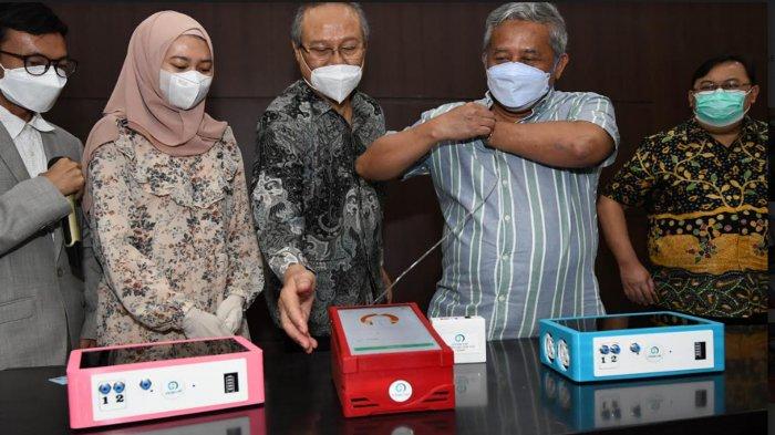 UJI PROFILE - Ketua Yayasan Rumah Sakit Islam Surabaya (Yarsis), Prof Dr Mohammad Nuh mencoba inovasi gagasan guru besar Institut Teknologi Sepuluh Nopember (ITS) Prof Riyanarto Sarno, yakni I-Nose C-19, Senin (22/2) usai diserahkan secara resmi untuk digunakan di Rumah Sakit Islam Jemursari (RSI Jemursari) Surabaya. Penyerahan I-Nose C-19 termasuk dalam uji profile yang sedang dilakukan oleh tim ITS