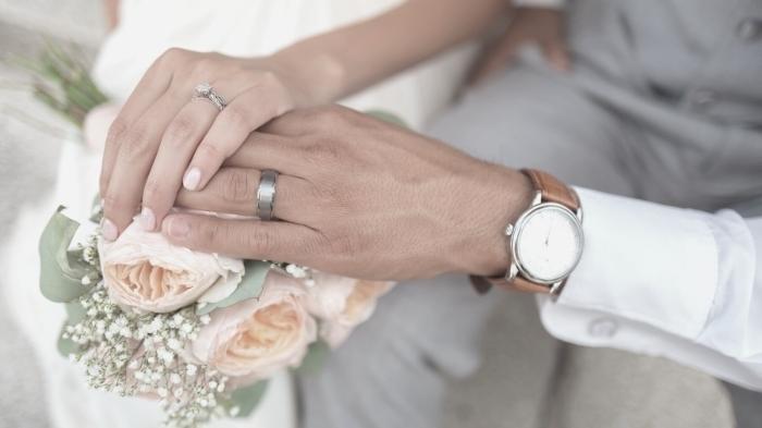 Ilustrasi pengantin, kursi pengantin jatuh dari ketinggian 10 kaki viral di media sosial