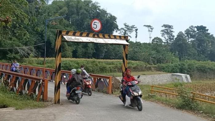 Jalur tikus Kediri - Malang di Desa Bayem, Kecamatan Kasembon, Kabupaten Malang yang dilewati pemudik, Jumat (7/5/2021).