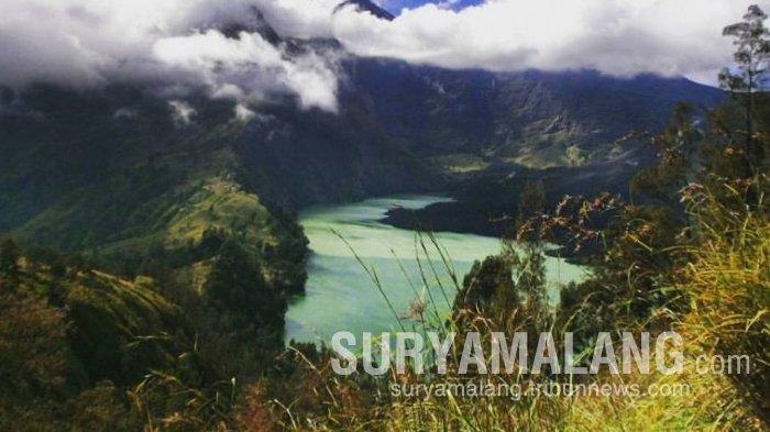 Kaldera Segara Anak, Gunung Rinjani, dilihat dari basecamp Plawangan Senaru.