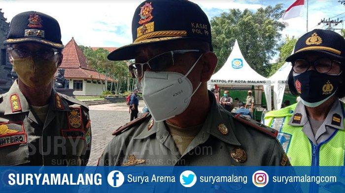 Kepala Satpol PP Kota Malang, Priyadi (tengah)
