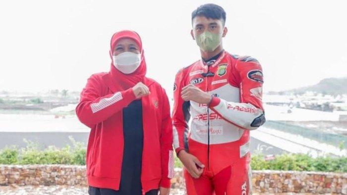Gubernur Jawa Timur Khofifah Indar Parawansa beri dukungan di sesi latihan pembalap Moto3 GP asal Magetan Jatim Mario Suryo Aji di Sirkuit Mandalika, Lombok, Nusa Tenggara Barat, Rabu (19/1/2022).
