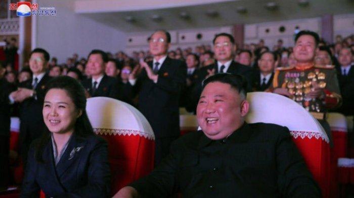 Pemimpin Tertinggi Korea Utara Kim Jong Un beserta istrinya, Ri Sol Ju, muncul saat mereka menonton konser di Teater Seni Mansudae di Ibu Kota Korea Utara, Pyongyang, Selasa (16/2/2021).