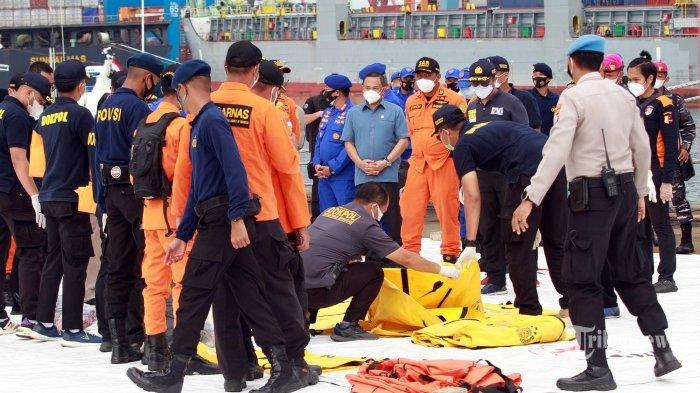 Tim Disaster Victim Identification (DVI) indetifikasi korban hasil pencarian TIM SAR di JICT, Tanjungpriuk, Jakarta Utara, Senin (11/1/2021).Total, Sejumlah korban meninggal dan 53 properti berupa pakaian korban, serpihan maupun pelampung milik pesawat SJ-182 berhasil ditemukan.