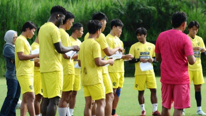 Tim Arema FC menjalani latihan perdana pasca Tragedi Kanjuruhan secara tertutup di salah satu lapangan di Malang, Jumat (21/10/2022) . Kondisi mental para pemain Arema FC masih belum stabil