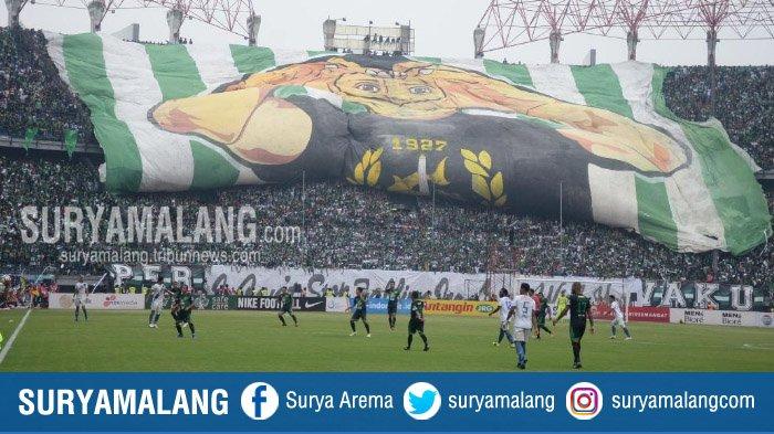 Koreo Bonek dan Bonita di tribun utara saat Persebaya Surabaya menjamu PSIS Semarang di Stadion Gelora Bung Tomo Surabaya, Sabtu (8/12/2018).