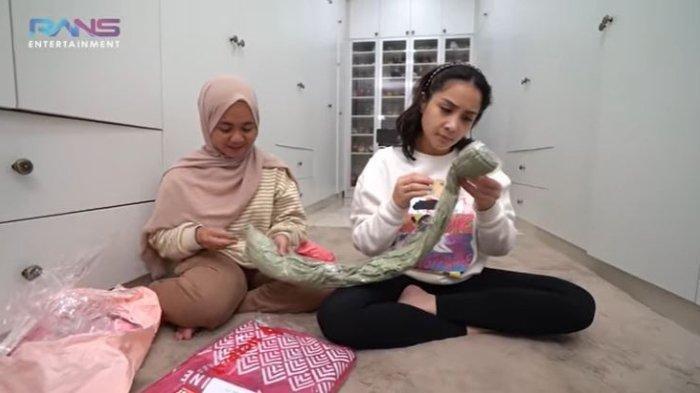 Lala mendampingi Nagita Slavina membuka barang belanjaan