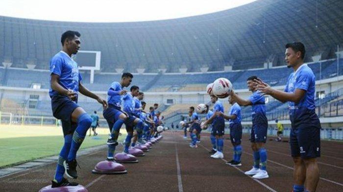ILUSTRASI - Para Pemain Persib bandung melakukan peregangan dengan bola pada latihan di Stadion Gelora Bandung Lautan Api (GBLA), Gede Bage, Kota Bandung, Senin (10/8/2020).