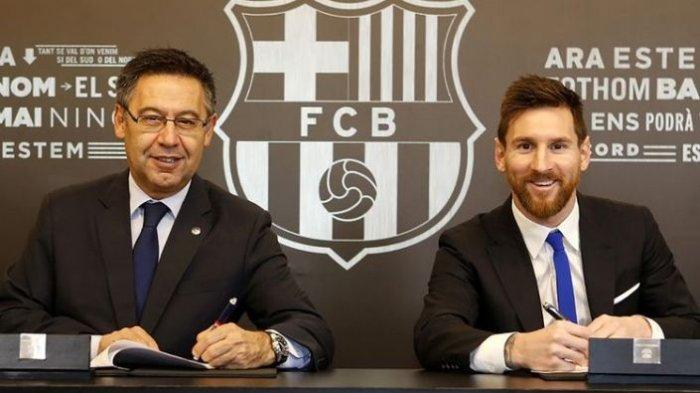 Mega bintang Barcelona, Lionel Messi, berpose bersama Presiden Barcelona, Josep Maria Bartomeu, setelah sang kapten menandatangani perpanjangan kontrak pada 25 November 2017.