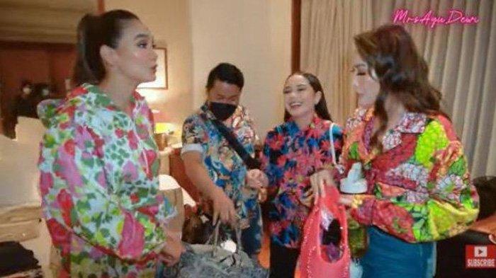 Luna Maya dan Ayu Dewi saat menyoroti tas branded Nagita Slavina