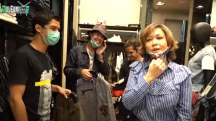 Maia Estianty dan ketiga anaknya belanja di toko Irwan Mussry