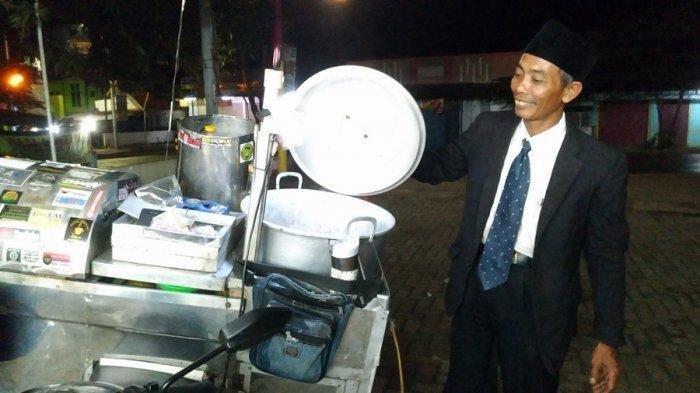 Masdi sedang melayani konsumen di depan minimarket di Desa Gagaan, Kecamatan Kunduran, Kabupaten Blora, Kamis (8/4/2021) dini hari.