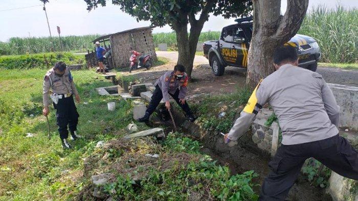 Polisi saat melakukan olah TKP dan mencari beberapa petunjuk dari lokasi penemuan mayat seorang remaja di Desa Gelang, Kecamatan Tulangan, Sidoarjo