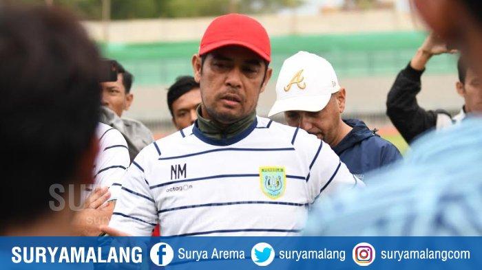 Pelatih Persela, Nil Maizar saat memimpin latihan tim.