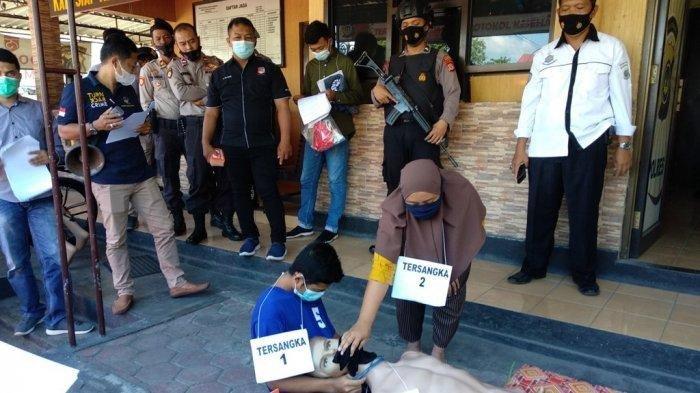 NK dan KI menjalani rekonstruksi pembunuhan di halaman Mapolres Bantul, Kamis 22 April 2021