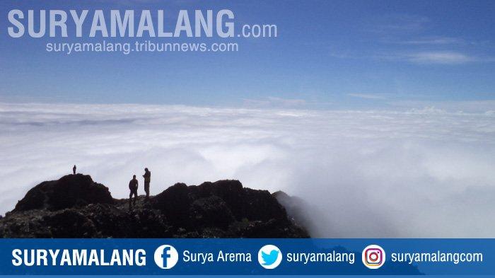 Panorama di Puncak di Gunung Rinjani. Foto 2015.