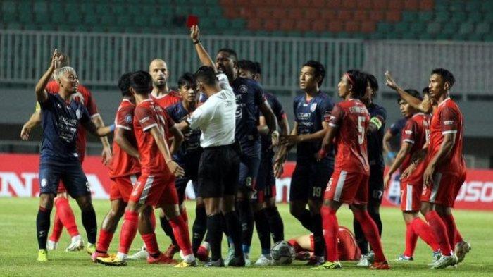 Pemain Arema FC Jayus Hariono mendapat kartu merah setelah melanggar pemain PSM Makassar pada pekan 1 Liga 1 2021 yang berakhir dengan skor 1-1 di Stadion Pakansari Bogor, Minggu (5/9/2021) malam.