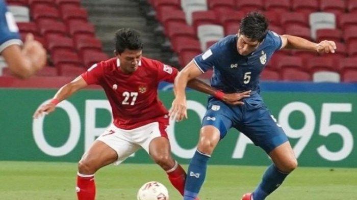 Pemain Timnas Indonesia, Dedik Setiawan (kiri), saat tampil di Piala AFF 2020.