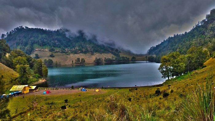 Pemandangan Ranu Kumbolo di Gunung Semeru: cara booking online pendakian Gunung Semeru