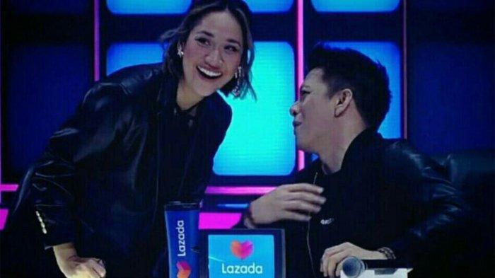 Penampilan Ariel Noah dan BCL di acara X Factor Indonesia, bajunya couple
