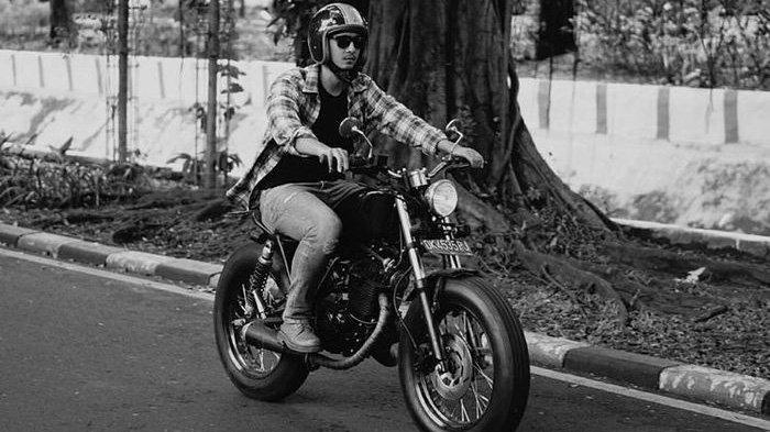 Penampilan Arya Saloka yang gagah saat mengendari motor