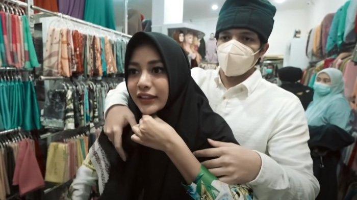 Penampilan Aurel berhijab membuat Atta Halilintar senang