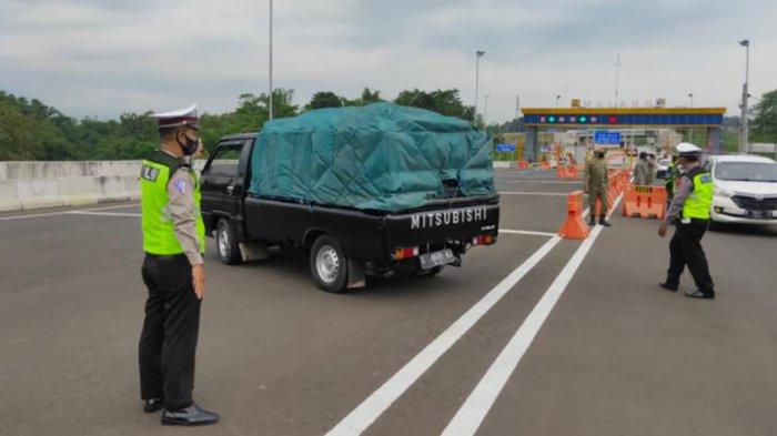 Petugas saat melakukan operasi Penyekatan di pintu tol Malang pada Jumat (7/5/2021).