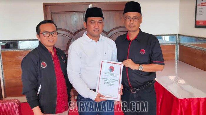 Pengusaha asal Malang, Wiebie Dwi Andriyas, mendaftar ke kantor DPC PDI Perjuangan Kabupaten Malang jelang Pilkada Kabupaten Malang 2020, Jumat (6/9/2019). Wiebie Dwi Andriyas berniat mendapat tiket PDIP untuk memimpin wilayah yang memiliki 33 kecamatan ini.