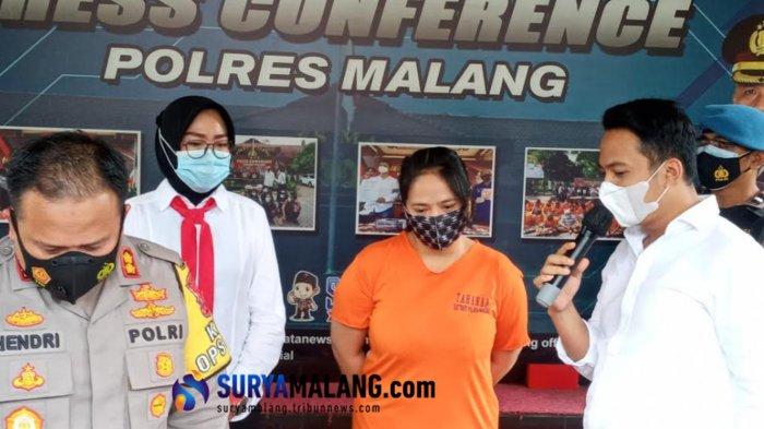 Tipu muslihat berkedok investasi menggiurkan oleh RH alias Renny Mozza terungkap. Wanita yang berprofesi sebagai biduan atau penyanyi dangdut ini awalnya menjanjikan investasi dengan return tinggi.