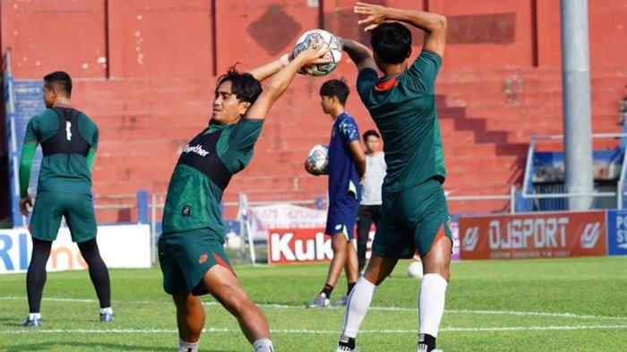Skuat Persik Kediri saat menjalani sesi latihan jelang laga Derbi Jatim Persik vs Arema FC, Sabtu (17/9/2022) di Stadion Brawijaya Kediri.