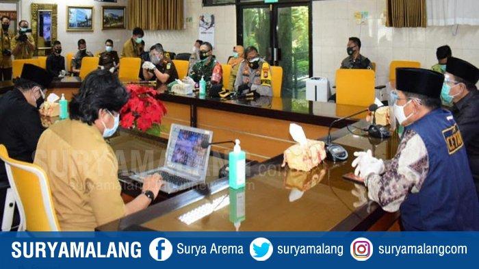 Pj Bupati Sidoarjo Hudiyono dan sejumlah pejabat saat sidak ke RSUD Sidoarjo, Senin (12/10/2020)