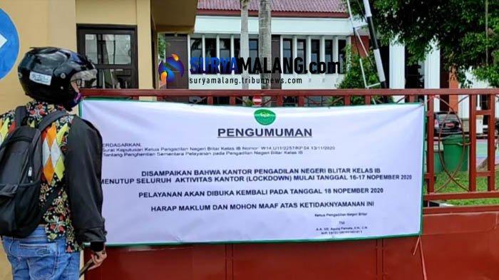 Spanduk pengumuman penutupan sementara pelayanan dipasang di pintu pagar PN Blitar, Jalan Imam Bonjol, Kota Blitar, Senin (16/11/2020).