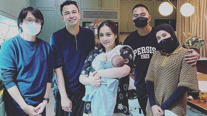 Postingan presenter Raffi Ahmad dan Nagita Slavina foto bersama Kaesang Pangarep dan Nadya Arifta