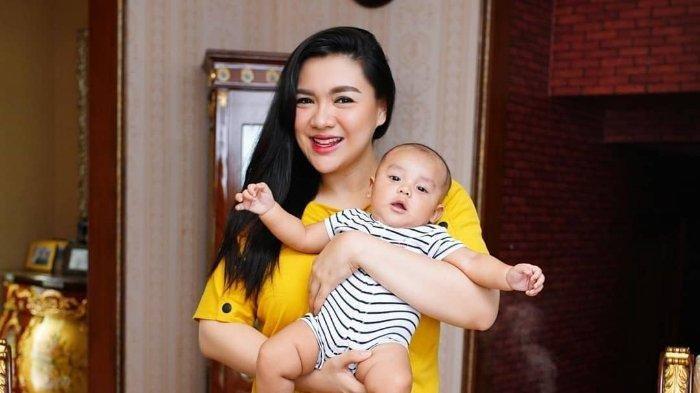 Potret Anak Vicky Shu yang Berusia 1 Bulan, Bikin Gemas dan Dikira Boneka saat Berpakaian Adat Jawa