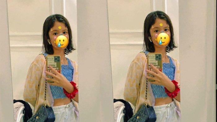 Potret modis Safeea Ahmad selfie di depan cermin