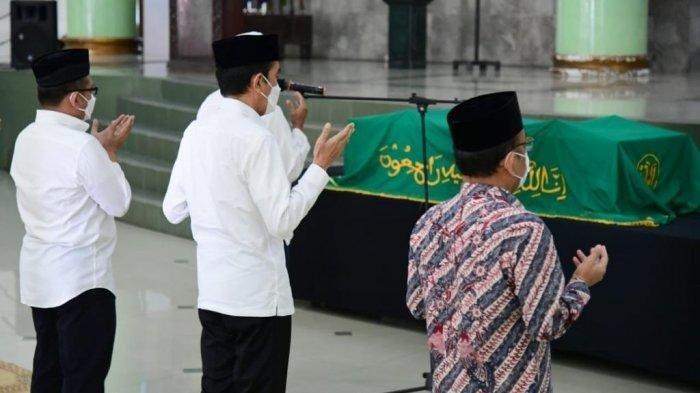 Presiden Joko Widodo pada Senin pagi, 1 Maret 2021, datang melayat ke mendiang Artidjo Alkostar di Masjid Ulil Albab, Kampus Terpadu Universitas Islam Indonesia (UII), Yogyakarta.