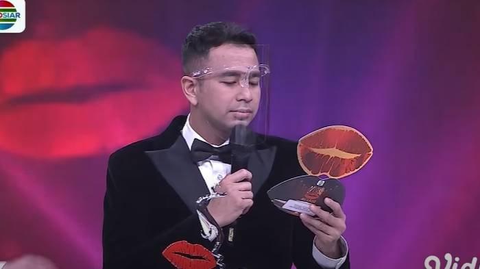 Raffi Ahmad mewakili Nagita Slavina menerima penghargaan