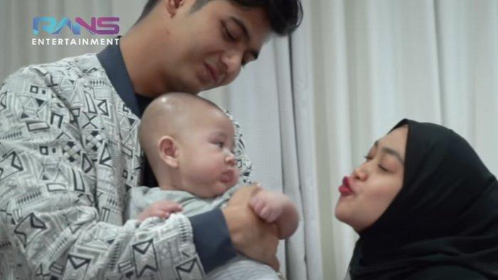 Rayyanza Malik Ahmad memperhatikan bibir Ria Ricis yang monyok hendak menciumnya