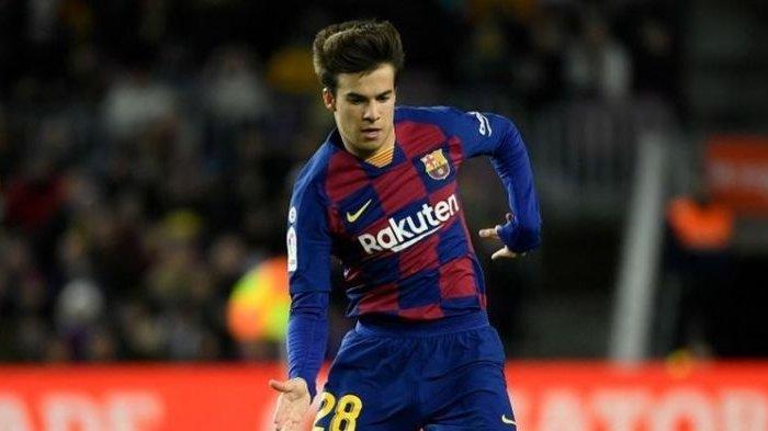 Pemain tengah Barcelona, Riqui Puig menendang bola selama pertandingan sepak bola liga Spanyol antara FC Barcelona dan Granada FC di stadion Camp Nou di Barcelona pada 19 Januari 2020.
