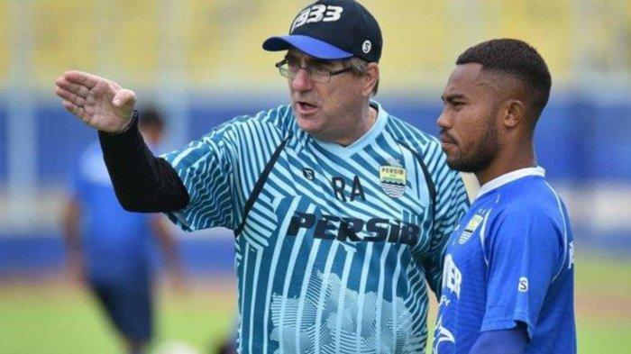 ILUSTRASI - Robert Rene Alberts saat sedang memberikan instruksi kepada seorang pemain Persib Bandung.