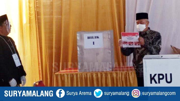 Muhammad Sanusi mencoblos TPS 12, Desa Gondanglegi Kulon, Kabupaten Malang sekira pukul 8:45 WIB.