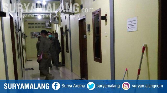 ILUSTRASI - Satpol PP saat memeriksa rumah kos yang ditempati pasangan bukan suami.